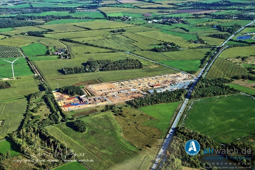 Luftbild Umspannwerk Husum/Nord - Das Umspannwerk Husum, genauer Umspannwerk Husum/Nord, ist ein zentraler Knotenpunkt der Westküstenleitung | Das Umspannwerk Husum, genauer Umspannwerk Husum/Nord, ist ein zentraler Knotenpunkt der Westküstenleitung, der das 380-kV-Übertragungsnetz mit dem 110-kV-Verteilnetz verbindet, um grünen Strom aus Nordfriesland in die deutschen Verbraucherzentren zu transportieren. Es wurde von TenneT gebaut, nahm den Betrieb für den Abschnitt Heide-Husum 2021 auf und ermöglicht die Einspeisung großer Mengen erneuerbarer Energien, wie sie z.B. im benachbarten Windtestfeld Südermarsch erzeugt werden. 