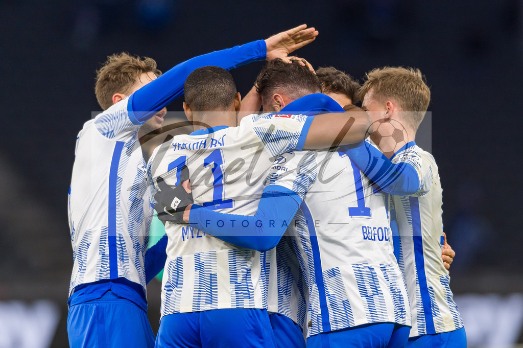 HERBOC20220204_235 | Fussball, Herren: Ishak Belfodil (Hertha BSC) Torjubel, jubelt mit seiner Mannschaft nach dem Treffer zum 1:0 bei dem Spiel der 1. Bundesliga zwischen Hertha BSC und VfL Bochum im Olypiastadion am 04.02.2022 in Berlin, Deutschland.DFB / DFL REGULATIONS PROHIBIT ANY USE OF PHOTOGRAPHS AS IMAGE SEQUENCES AND/OR QUASI-VIDEO. - Realisiert mit Pictrs.com