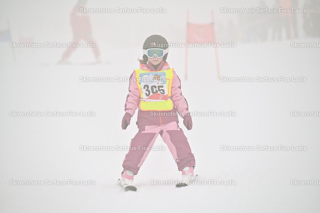 SRF_20.02.2026_0085 | Skirennfotos,Serfaus,Fiss,Ladis,Kinderskirennen,Winter,Tirol,Oberland,skirace,SFL,feelfree,weil wir's genießen,ski,Ski,skifahren,Sonnenplateau, - Realisiert mit Pictrs.com