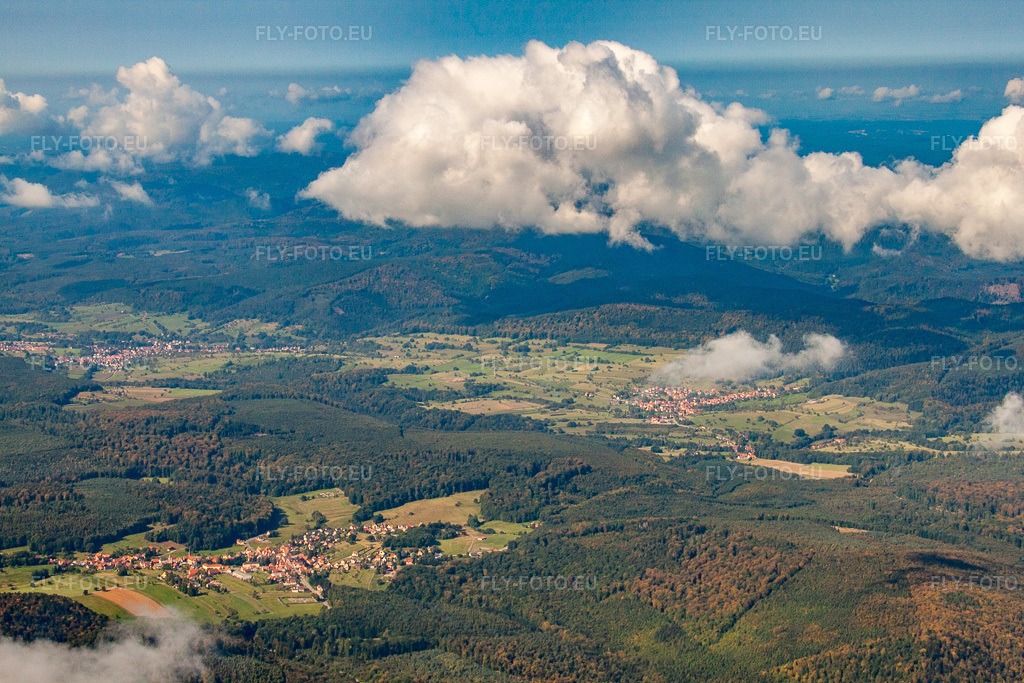 Vue aérienne: Et Lembach à Climbach dans le département Bas Rhin, France. Photo: IMG_21013.jpg prise le 06/09/2009 par Werner Riehm/FLY-FOTO.eu – Résolution de l'original: 4752 x 3168 px