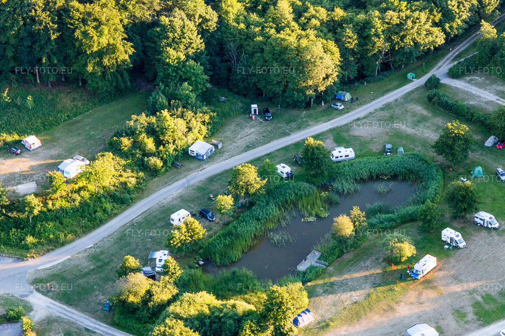 Vue aérienne: (DK), Møns Klint Resort et Camping à Borre dans le département Sjaelland, Danemark. Photo: IMG_108702.jpg prise le 04/07/2018 par Werner Riehm/FLY-FOTO.euRésolution de l'original: 5472 x 3648 px