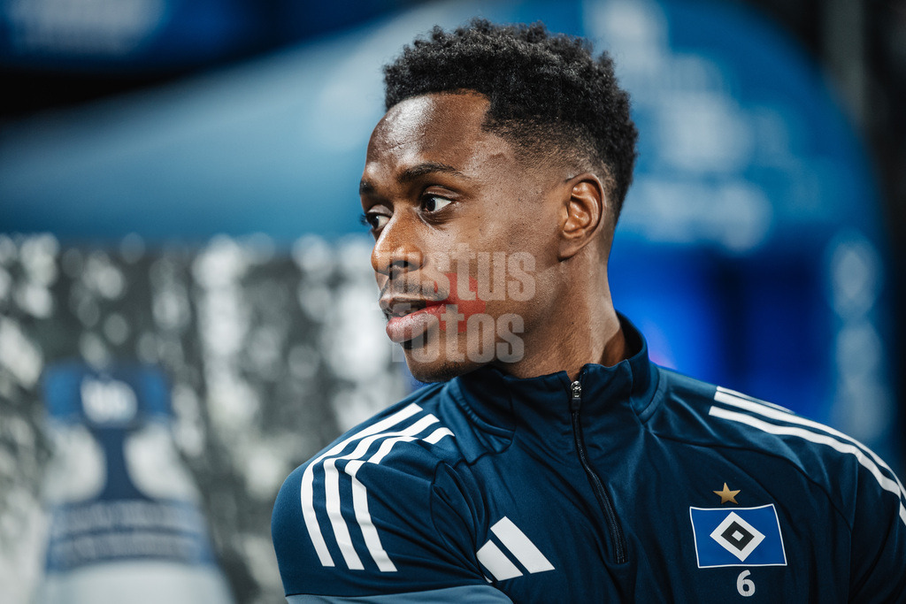 Fußball | Männer | Saison 2025/2026 | 1. Fußball-Bundesliga | 24. Spieltag | Hamburger SV vs. RB Leipzig | 01.03.2026 | Albert Sambi Sambi Lokonga (#6, HSV) vor dem Spiel