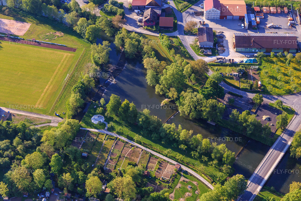 Luftbild: Tauberwehr Röttingen, Spielplatz und Tauberbrücke in Röttingen im Bundesland Bayern in Deutschland. Foto: IMG_146454.jpg vom 10.05.2025 durch Werner Riehm/FLY-FOTO.de