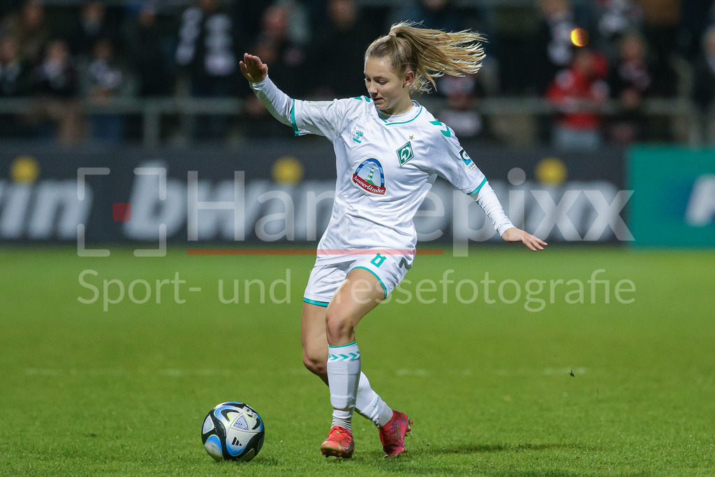 Fussball, Google Pixel Frauen-Bundesliga, Eintracht Frankfurt - SV Werder Bremen | v.li.: Michelle Weiß (SV Werder Bremen, 8) am Ball, Freisteller, Einzelbild, Ganzkörper, Aktion, Action, Spielszene, DIE DFB-RICHTLINIEN UNTERSAGEN JEGLICHE NUTZUNG VON FOTOS ALS SEQUENZBILDER UND/ODER VIDEOÄHNLICHE FOTOSTRECKEN. DFB REGULATIONS PROHIBIT ANY USE OF PHOTOGRAPHS AS IMAGE SEQUENCES AND/OR QUASI-VIDEO.