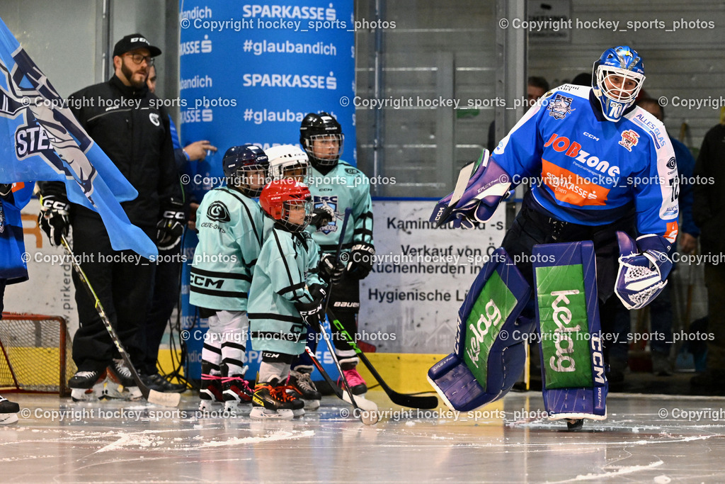 ESC Sparkasse Steindorf vs. LE Kings | Einlauf mit ESC Nachwuchs, #72 Moser Lukas ESC Steindorf, ESC Sparkasse Steindorf vs. LE Kings, ESC Sparkasse Steindorf vs. LE Kings am 01.11.2025 in Steindorf (Ossiachersee Halle), Austria, (Photo by Bernd Stefan)