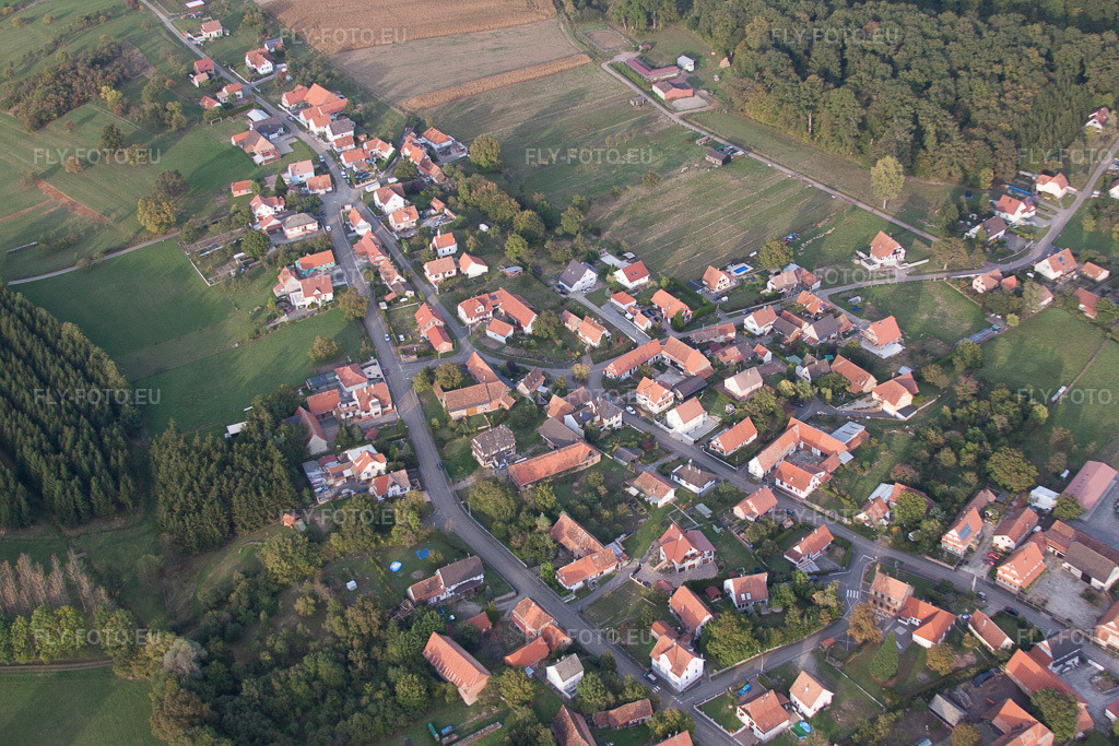 Vue aérienne: Vue de la ville à Merkwiller-Pechelbronn dans le département Bas Rhin, France. Photo: IMG_53725.jpg prise le 30/09/2012 par Werner Riehm/FLY-FOTO.euRésolution de l'original: 4752 x 3168 px