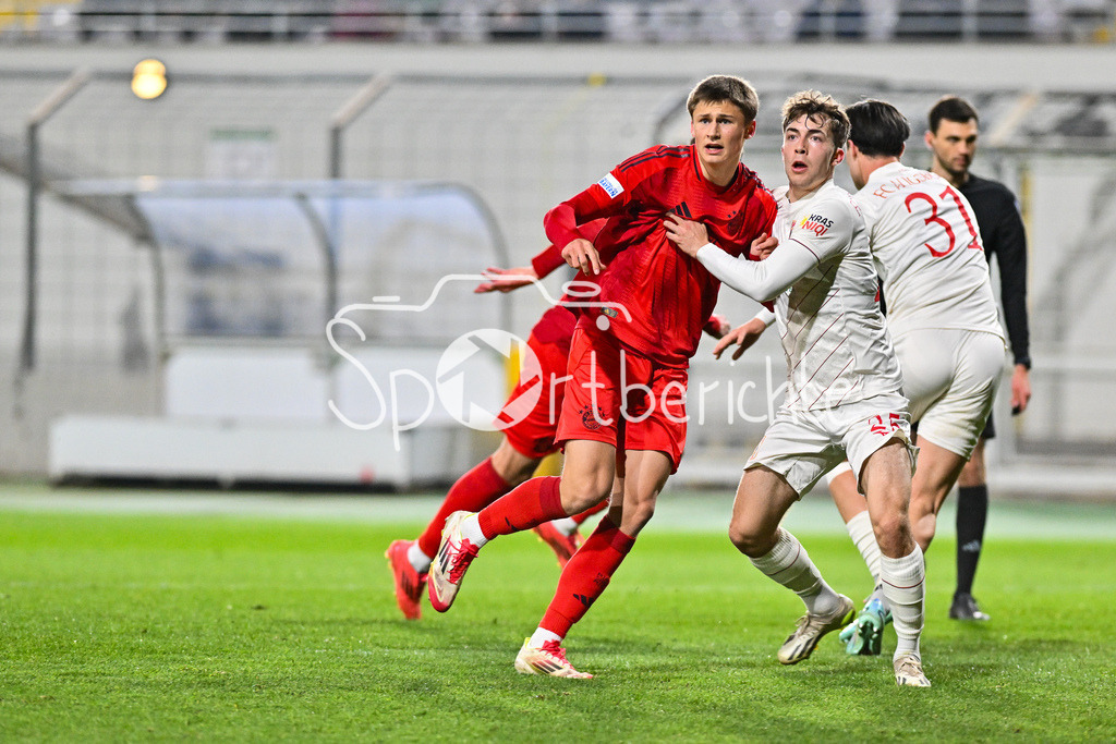 FC Bayern Amateure - FC Augsburg II | v. l. Gabriel MARUSIC (FC Bayern München II #5), Magnus DALPIAZ (FC Bayern München II #2) und Simon MUEHLBAUER (FC Augsburg II 25) / Zweikampf / Regionalliga Bayern: FC Bayern Muenchen II - FC Augsburg II, Gruenwalder Stadion am 14.03.2025