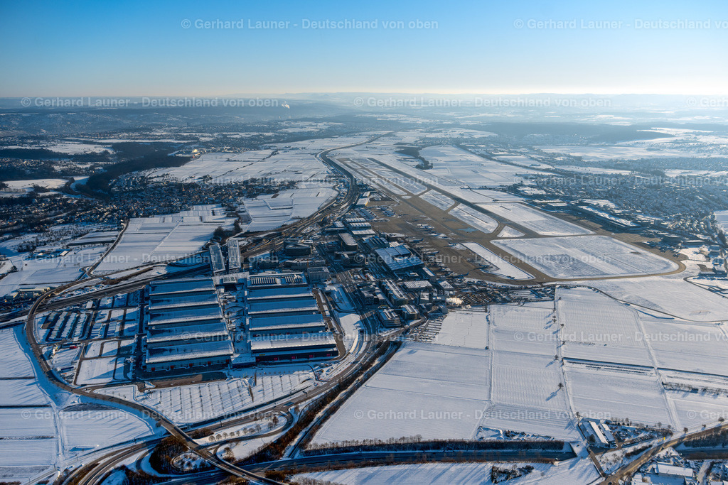 4043017 | LEINFELDEN-ECHTERDINGEN 13.02.2021 Winterlich schneebedeckte Abfertigungs- Gebäude und Terminals auf dem Gelände des Flughafen Stuttgart im Ortsteil Bernhausen in Leinfelden-Echterdingen im Bundesland Baden-Württemberg, Deutschland. Weiterführende Informationen bei: Flughafen Stuttgart GmbH. // Wintry snowy dispatch building and terminals on the premises of the airport Stuttgart in the district Bernhausen in Leinfelden-Echterdingen in the state Baden-Wuerttemberg, Germany. Further information at: Flughafen Stuttgart GmbH. Foto: Gerhard Launer