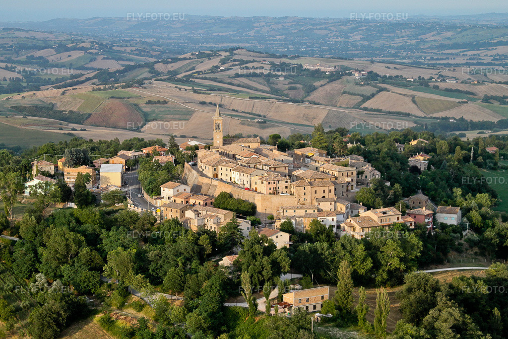 Vue aérienne: Vue locale des rues et des maisons de Fratte Rosa dans les Marches à Fratte Rosa dans le département Pesaro und Urbino, Italie. Photo: IMG_43120.jpg prise le 16/07/2011 par Werner Riehm/FLY-FOTO.euRésolution de l'original: 4201 x 2801 px