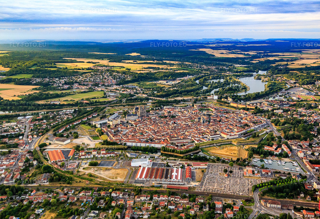 Vue aérienne: Vue de la ville depuis le nord-ouest à le quartier Pre Saint-Mansuy Sous La Vacheri in Toul dans le département Meurthe et Moselle, France – .Photo: IMG_083471.jpg prise le 13/07/2015 par Werner Riehm/FLY-FOTO.eu – Résolution de l'original: 5320 x 3648 px