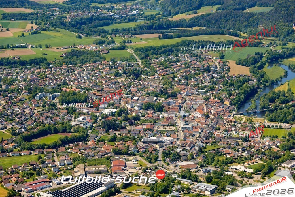 Das Luftbild zeigt :  Roding - Die Luftaufnahme wurde 2024 vom UL-Flugzeug aus erstellt ( keine Drohne ) - Hochauflösende Luftaufnahme - Für grossformatige Ausdrucke geeignet. Die Geschenkidee !Mit Lizenz und Bildrechte bestellbar