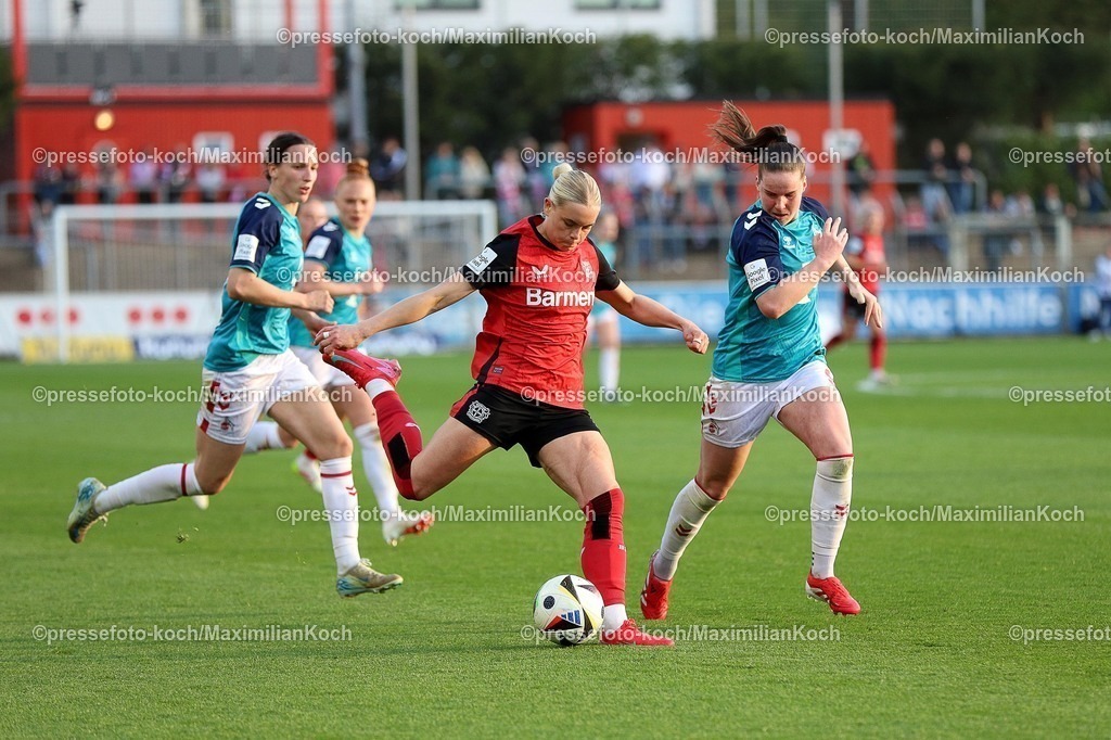 xssc14042501029 | 14.04.2025, xsscx, Frauen Fußball, Bayer 04 Leverkusen - 1. FC Köln, 1. Fußball Bundesliga, Ulrich-Haberland-Stadion, Saison 2024 2025: Cornelia Kramer (Bayer 04 Leverkusen 7) im Zweikampf gegen Adriana Achcinska (1. FC Köln 9) DFB regulations prohibit any use of photographs as image sequences and or quasi-video.