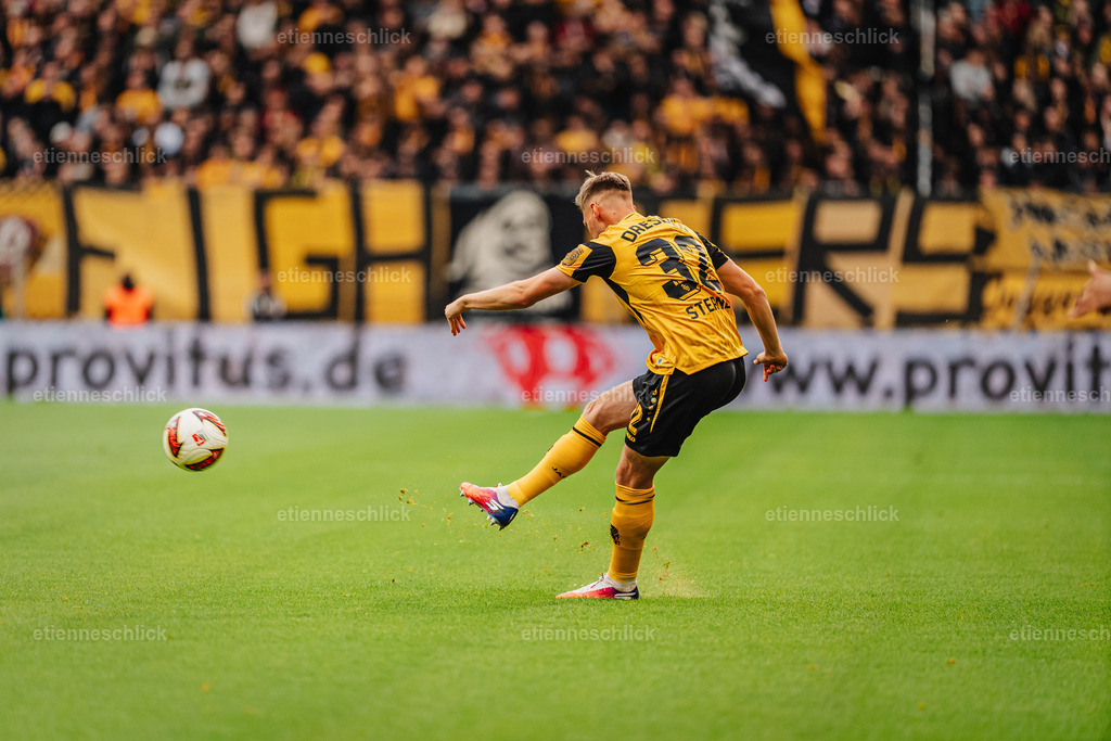 Dresdner SC - Allianz MTV Stuttgart, DEKRA 1. Bundesliga Frauen, Volleyball | Im Bild: Freist0ß durch Jonas Sterner (32, SG Dynamo Dresden)18.10.2026, SG Dynamo Dresden - 1. FC Magdeburg, 2. BUNDESLIGA - 8. SPIELTAG, Fußball, Deutschland, Dresden, Rudolf-Harbig-Stadion