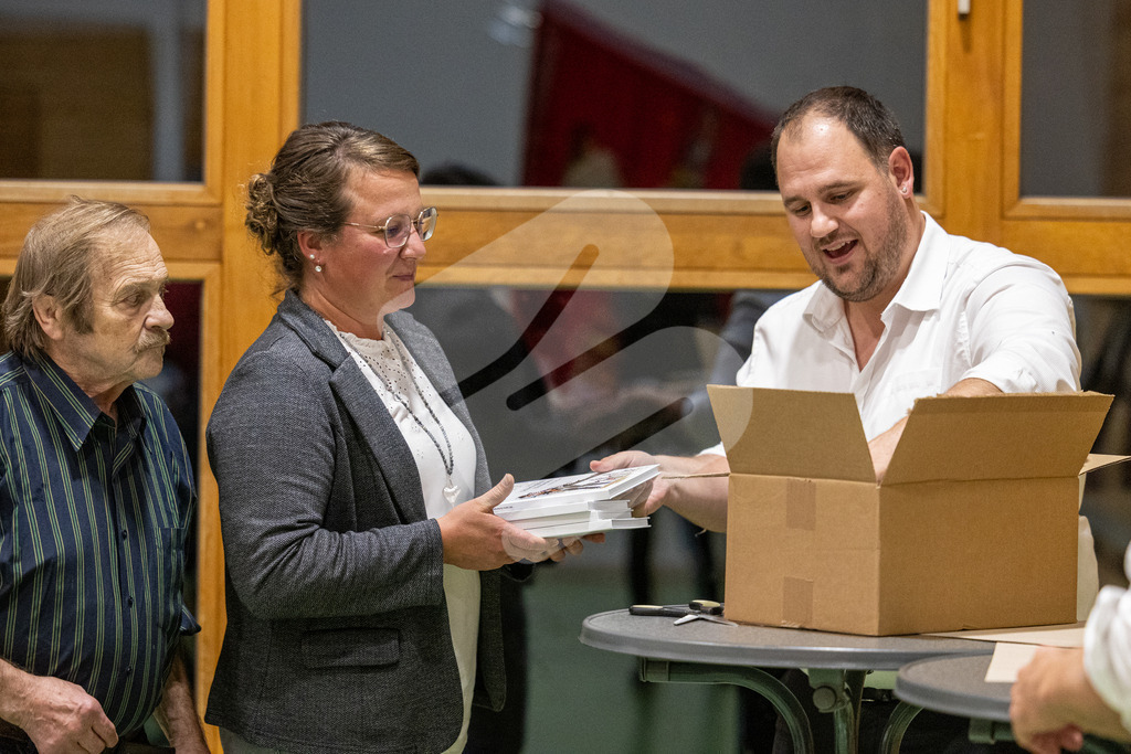 SKE100J_5007 | Die Schwinger des Schwyzer Kantonalen Schwingerverbandes: Fotos, die Dynamik und Leidenschaft festhalten, sowie emotionale Momente aus dem traditionellen Schwingsport zeigen. - Realisiert mit Pictrs.com