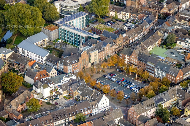 Goch241014495 | Luftbild, Rathaus Goch und  Haus der Diakonie Goch, Wohnhäuser Innenstadt und Marktplatz mit Parkplatz, Goch, Niederrhein, Nordrhein-Westfalen, Deutschland