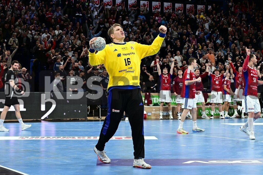 KBS Picture_HSVH-Melsungen_016 | Haug Robin (HSV Hamburg) haelt hier den letzten 7meter und jubelt zu den Fans ,Sportarena :  Barclays Arena Hamburg, - Realisiert mit Pictrs.com