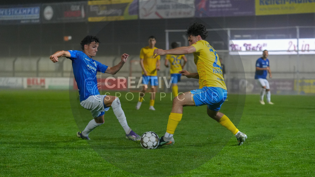 Fußball, Herren, Saison 2025/2026, Regionalliga Nordost, 6. Spieltag, FSV 63 Luckenwalde vs. VSG Altglienicke, Freitag 28.08.2025, Werner-Seelenbinder-Stadion Luckenwalde | Fußball, Herren, Saison 2025/2026, Regionalliga Nordost, 6. Spieltag, FSV 63 Luckenwalde vs. VSG Altglienicke, Freitag 28.08.2025, Werner-Seelenbinder-Stadion Luckenwalde, Im Bild: Julien Friedrich (l. Altglienicke) und Max Hathaway (r. Luckenwalde) - Realisiert mit Pictrs.com