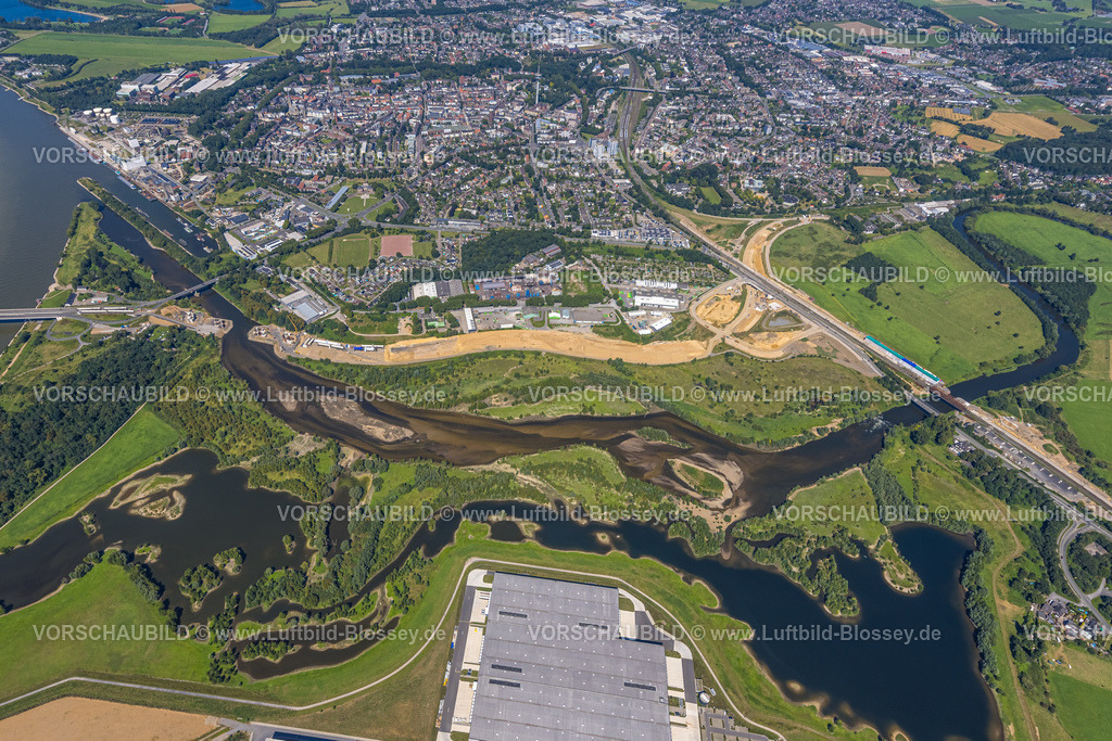 Wesel240802301 | Luftbild, Lippemündungsraum mit Baustelle, Fluss Lippe und Naturschutzgebiet NSG, Flusslauf mit Sandbank, Zum Rhein-Lippe-Hafen mit Rhenus Logistics und Nordfrost GmbH, rechts die Bundesstraße B8 Brücke am Lippeschlößchen, hinten das Gewerbegebiet Am Lippeglacis mit Mineralmahlwerk C. Welsch GmbH, Wesel, Ruhrgebiet, Niederrhein, Nordrhein-Westfalen, Deutschland