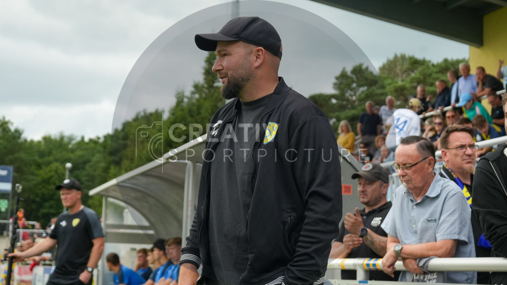 Fußball, Herren, Saison 2025/2026, Regionalliga Nordost, 2. Spieltag, FSV 63 Luckenwalde vs. Chemnitzer FC, Samstag 02.08.2025, Werner-Seelenbinder-Stadion Luckenwalde | Fußball, Herren, Saison 2025/2026, Regionalliga Nordost, 2. Spieltag, FSV 63 Luckenwalde vs. Chemnitzer FC, Samstag 02.08.2025, Werner-Seelenbinder-Stadion Luckenwalde, Im Bild: Michael Braune (Trainer Luckenwalde) - Realisiert mit Pictrs.com