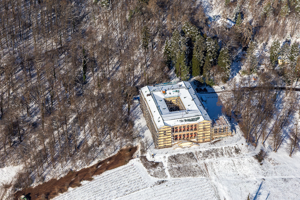 Luftbild: Winterluftbild im Schnee von Villa Ludwigshöhe in Edenkoben im Bundesland Rheinland-Pfalz in Deutschland. Foto: IMG_124538.jpg vom 11.02.2021 durch Werner Riehm/FLY-FOTO.de
