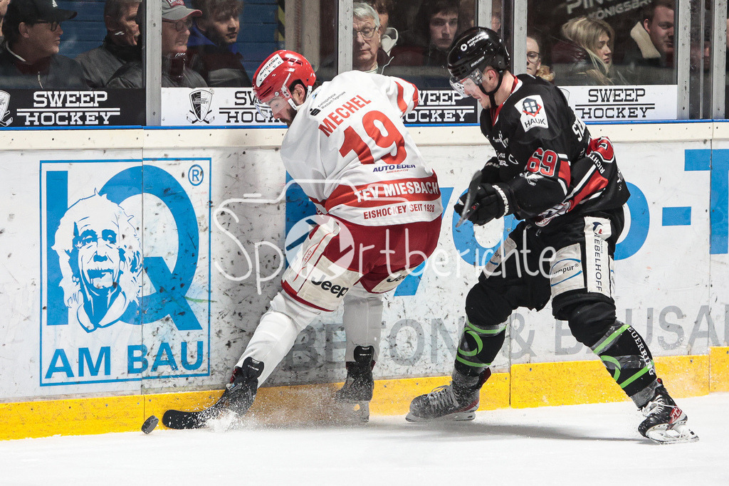EHC Königsbrunn - TEV Miesbach | Stefan MECHEL (TVE #19) im Duell mit Leon STEINBERGER (EHC #69)