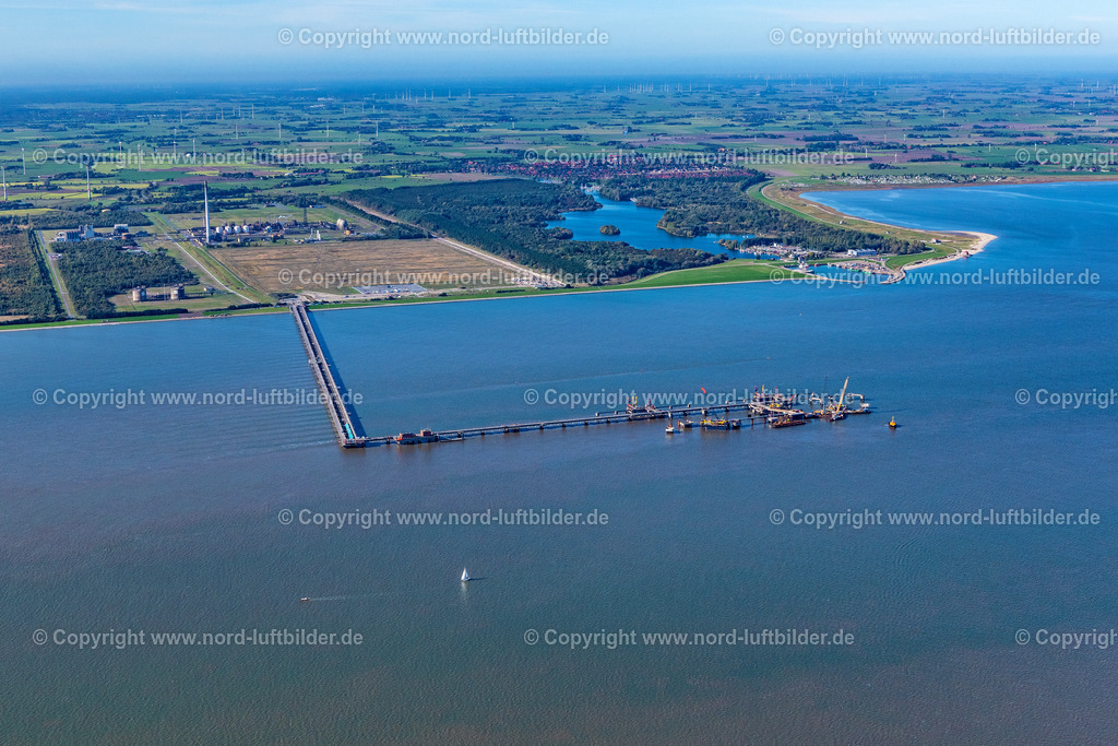 Wilhelmshaven_Baustelle_Anleger_für_LNG_Terminal_ELS_6065091022 | WILHELMSHAVEN 09.10.2022 Baustelle zum Neubau der Wasserbrücke mit Leitungssystemen des LNG Erdgas und Flüssiggas- Terminal und Entladekai an der Nordsee in Wilhelmshaven im Bundesland Niedersachsen, Deutschland. Weiterführende Informationen bei: Depenbrock Bau GmbH & Co. KG,  Niedersachsen Ports GmbH & Co. KG,  TES Tree Energy Solutions GmbH,  Uniper Anlagenservice GmbH. // Construction site of water bridge with line systems of the LNG natural gas and liquid gas terminal and unloading quay at the North Sea in Wilhelmshaven in the state Lower Saxony, Germany. Further information at: Depenbrock Bau GmbH & Co. KG,  Niedersachsen Ports GmbH & Co. KG,  TES Tree Energy Solutions GmbH,  Uniper Anlagenservice GmbH. Foto: Martin Elsen