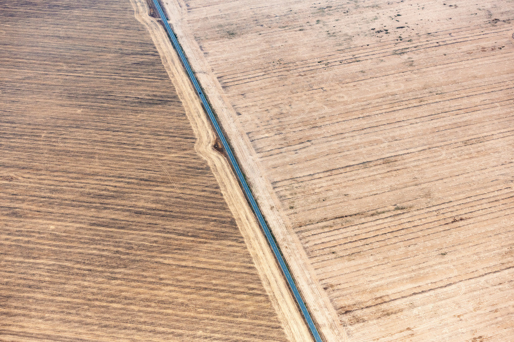 dr__0097953.jpg | TONNA 26.08.2022 Abgeerntete Kornfeld-Strukturen Landschaft auf einem Getreidefeld in Tonna im Bundesland Thüringen, Deutschland.