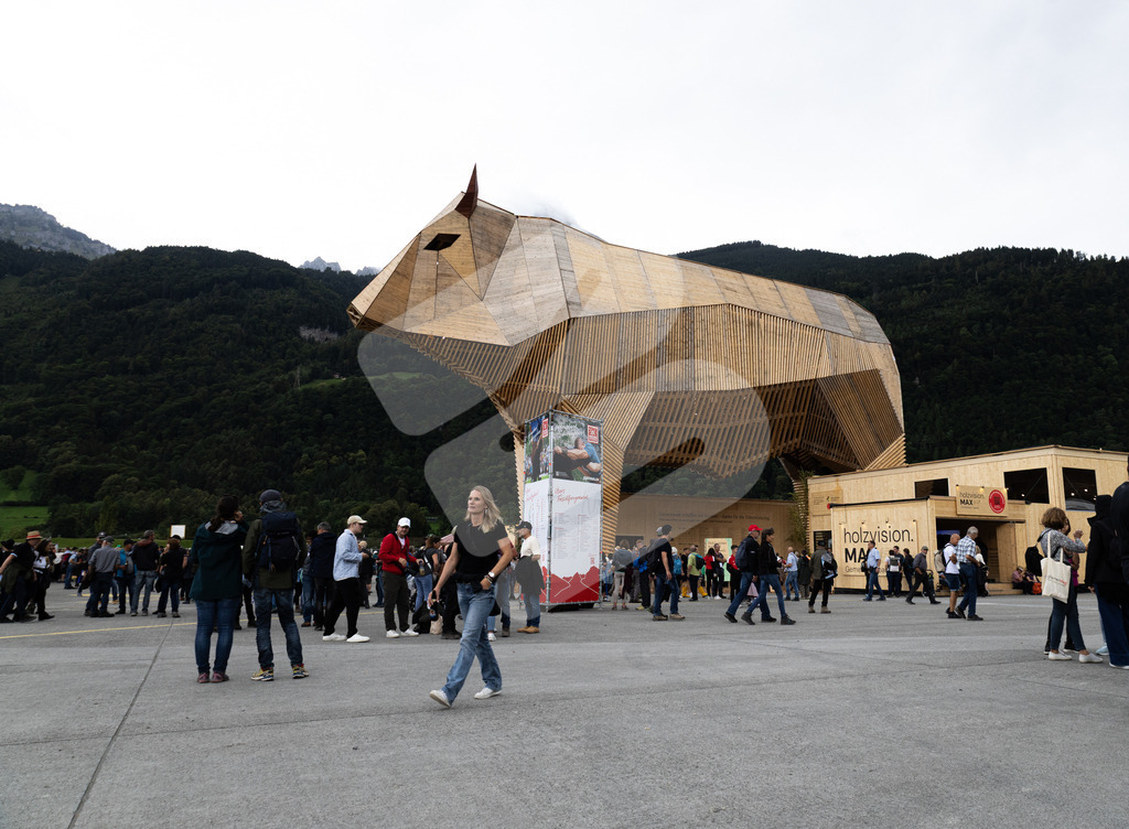 ESAF2025_Freitag_4179 | Die Schwinger des Schwyzer Kantonalen Schwingerverbandes: Fotos, die Dynamik und Leidenschaft festhalten, sowie emotionale Momente aus dem traditionellen Schwingsport zeigen. - Realisiert mit Pictrs.com