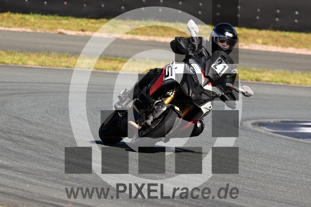 0021-20250915_00660 | Schöne Erinnerungen an spannende Momente - das festzuhalten ist unser Job. PIXELrace.de ist seit 2003 auf den Rennstrecken Europas unterwegs um die Action draußen beim Fahren und die wunderbare Stimmung imm Fahrerlager für euch einzufangen.