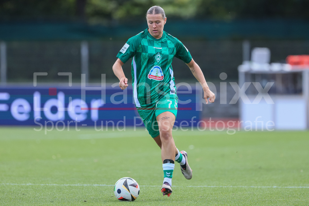 Fussball, Google Pixel Frauen-Bundesliga, SV Werder Bremen - 1. FFC Turbine Potsdam | v.li.: Larissa Mühlhaus (SV Werder Bremen, 7) am Ball, Freisteller, Einzelbild, Ganzkörper, Aktion, Action, Spielszene