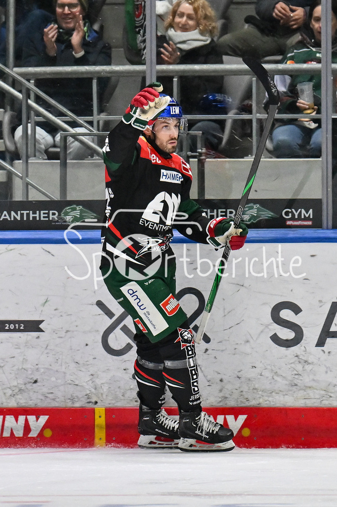 Augsburger Panther - ERC Ingolstadt | Jubel der Panther nach dem Treffer zum 2-4 druch Luca TOSTO (Augsburger Panther #77) / Freude / Happy / Tor / Torschuetze / DEL: Augsburger Panther - ERC Ingolstadt, Curt Frenzel Stadion am 26.01.2025