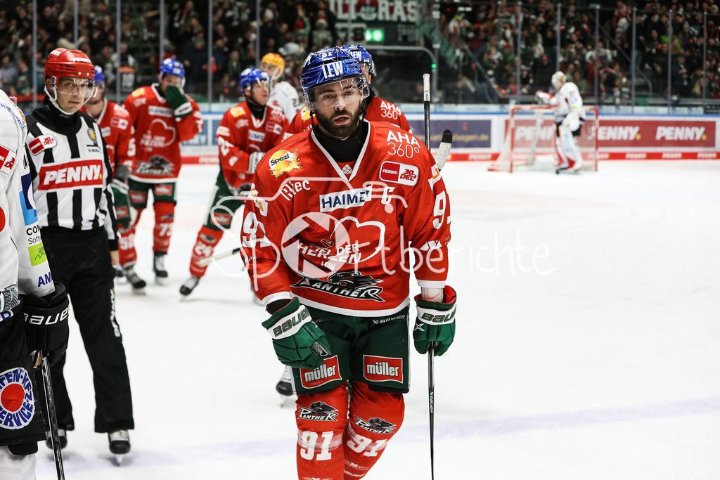 Augsburger Panther - Fischtown Pinguins | Luke ESPOSITO (AEV #91) freut sich nach seinem Tor zum 1-3 / Freude / Jubel / Treffer / Torschuezte