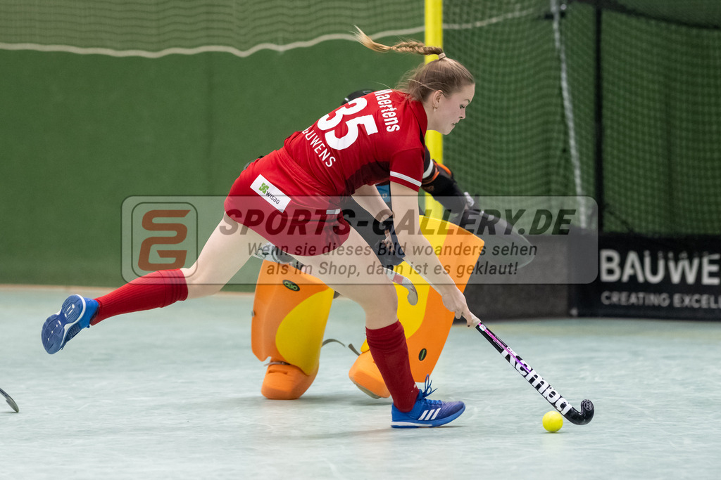 SFE_20230114_0136 | 1. Bundesliga Hockey Damen Rot-Weiss Köln - Uhlenhorst Mülheim am 14.01.2023 in Köln (KTHC Stadion Rot-Weiss Köln Tennis and Hockey Club), Photo: Stephan Fehrmann 2022 (Sports-Gallery),Pia Maertens ( Rot-Weiss Köln #35 )