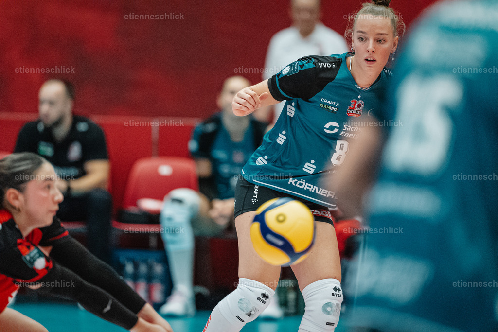 Dresdner SC - Binder Blaubären TSV Flacht, DEKRA 1. Bundesliga Frauen, Volleyball | Im Bild: Jette Kuipers (8, Dresdner SC), Ballannahme durch Katerina Georgiadis (7, Dresdner SC)24.10.2026, Dresdner SC -  Binder Blaubären TSV Flacht, DEKRA 1. Bundesliga Frauen, Volleyball, Deutschland, Dresden, Cyberport Arena