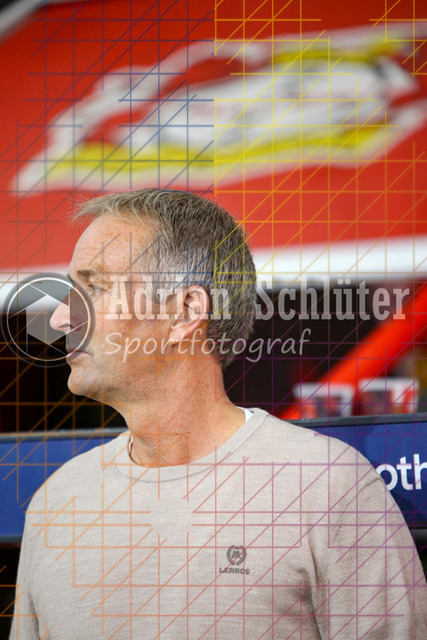 Bayer 04 Leverkusen vs Eintracht Frankfurt - Bundesliga  | Leverkusen, Deutschland, 12.09.25:   Trainer Kasper Hjulmand (Bayer 04 Leverkusen) schaut waehrend des Spiels der Bundesliga zwischen  Bayer 04 Leverkusen vs Eintracht Frankfurt in der BayArena(Foto von Brauer-Fotoagentur / Adrian Schlueter)