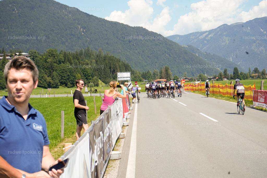 217_20230817_Bewerb_Maenner_Muehlanger | AUT - OESTERREICH, 2023-08-16: SPORT RENNRAD-FAHREN - 55. INTERNATIONALER RADWELTPOKAL IN ST. JOHANN IN TIROL  - Vintage-Radrennen mit WM-Bronze-Medaillen-Siegerin Christina Schweinberger, den Teilnehmer und Alexander Baumann (vom Orginastions-Team) - TAG 2 BEWERB MAENNER IN SECHS GRUPPEN  ; Foto: Roland Muehlanger