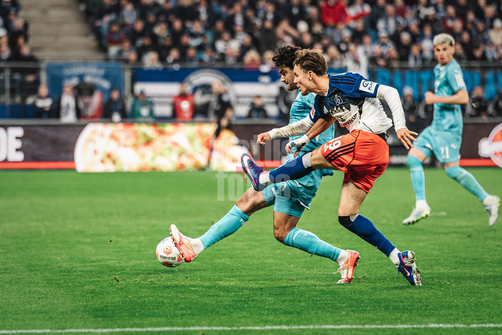 Fußball | Männer | Saison 2025/2026 | 1. Fußball-Bundesliga | 31. Spieltag | Hamburger SV vs. TSG Hoffenheim | 25.04.2026 | hinten Ozan Kabak (#5, TSG Hoffenheim) vorne Otto Stange (#49, HSV) beim Schuss