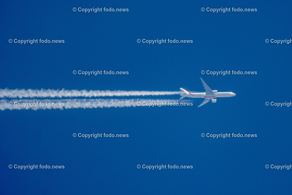 Linz_ Flugzeug_ Himmel_ 23.05.2025-5 | 23.05.2025, LINZ, AUT, Flugzeug, im Bild Themenbild, Grossraumflugzeug, Langstreckenflugzeug, Passagiere, Urlaub, Reisen, Fernreisen, Frachtflugzeug, Airbus, Boing, Transport, Ueberflug, Kondensstreifen, Himmel, Wolkenlos, blau, Symbolbild, Feature