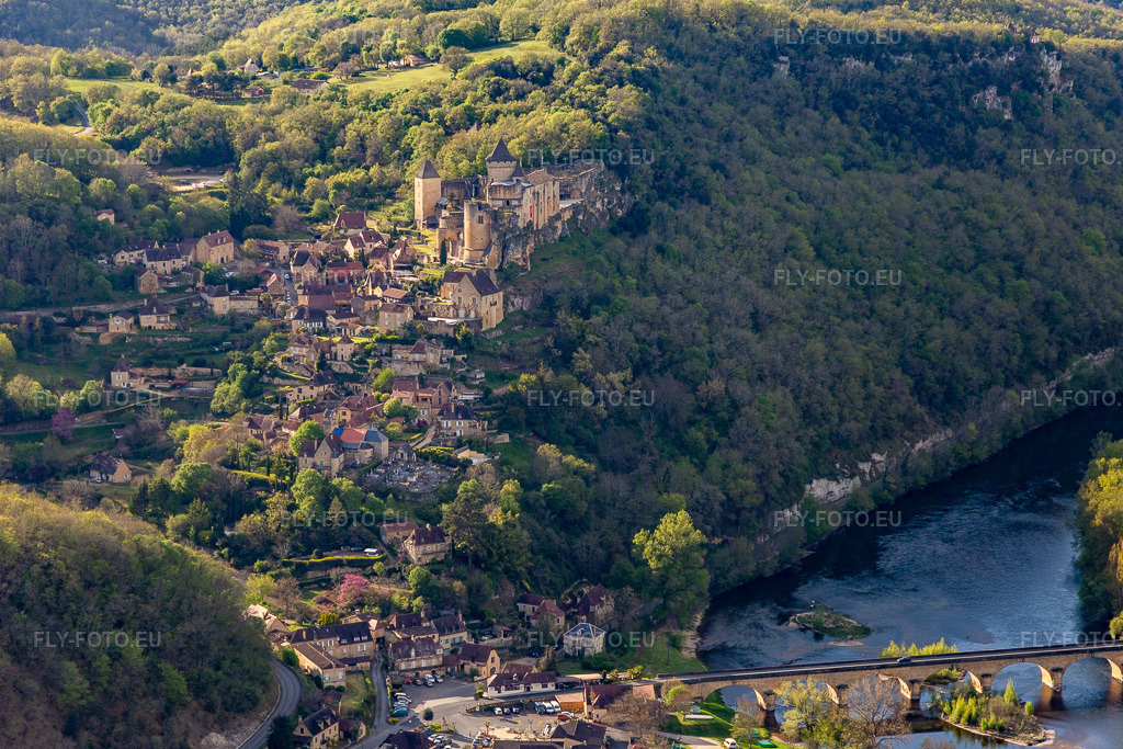 Vue aérienne: Complexe du château du Château de Castelnaud-la-Chapelle à Castelnaud-la-Chapelle dans le département Dordogne, France. Photo: IMG_113468.jpg prise le 16/04/2019 par Werner Riehm/FLY-FOTO.euRésolution de l'original: 5377 x 3584 px