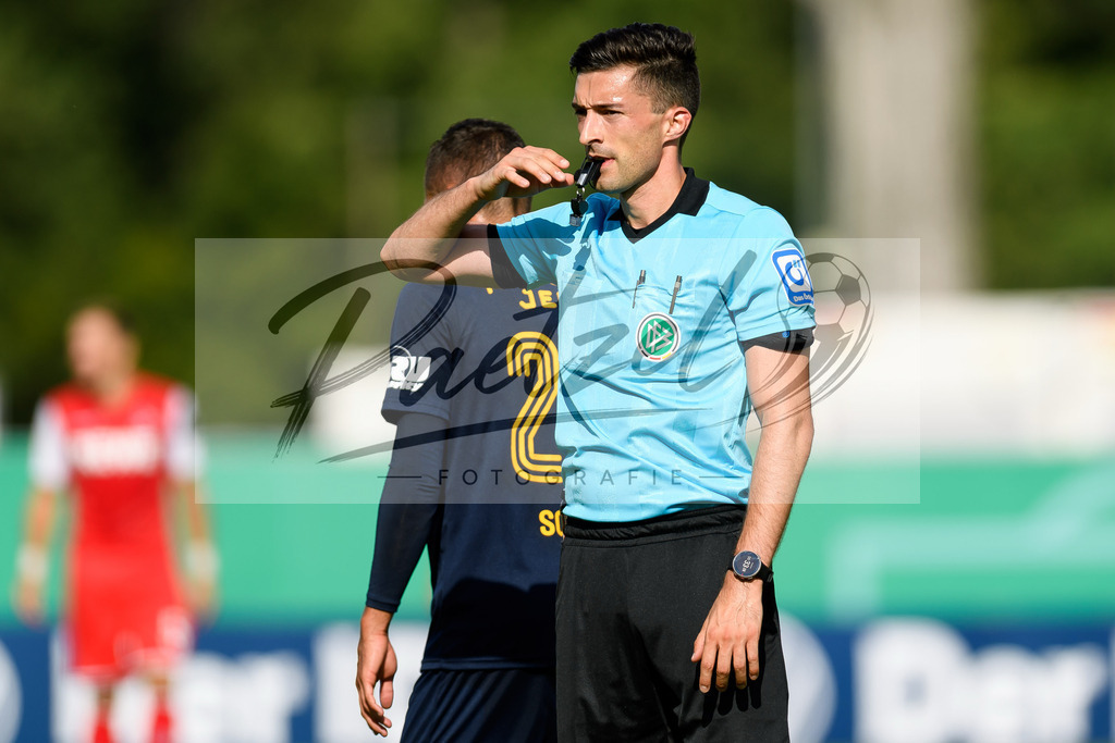 JENKOE20210808_280 | Fussball, Herren: Schiedsrichter Florian Badstuebner schaut beim Spiel der 1. Runde im DFB-Pokal zwischen FC Carl Zeiss Jena und 1. FC Koeln im Ernst-Abbe-Sportfeld am 08.08.2021 in Jena, Deutschland.DFB / DFL REGULATIONS PROHIBIT ANY USE OF PHOTOGRAPHS AS IMAGE SEQUENCES AND/OR QUASI-VIDEO. - Realisiert mit Pictrs.com