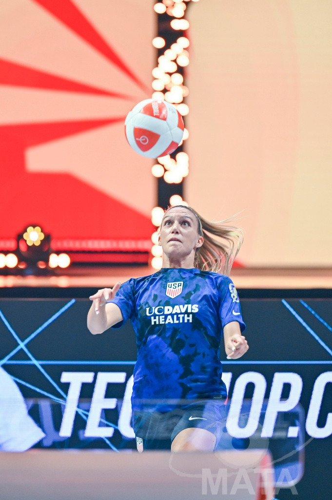 _DWI5981 | Carolyn Greco (USA) beim Frauen- Single Ungarn vs. USA bei der Teqball Weltmeisterschaft 2022 in der Kia Metropole Arena. Nürnberg, 27.11.2022 - Realisiert mit Pictrs.com