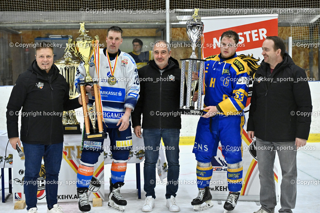 ESC Sparkasse Steindorf Meister 2025/26 | #18 Pewal Martin ESC Steindorf, #63 Hammerle Simon EHC Althofen, KEHV, Kärntner Eishockeyverband Präsident Michael Herzog Löschnig, KEHV SIEGFRIED BREIML, KEHV Michael Baumer, ESC Sparkasse Steindorf Meister 2025/26, ESC Sparkasse Steindorf Meister 2025/26 am 08.03.2026 in Althofen (Stadthalle Althofen), Austria, (Photo by Bernd Stefan)