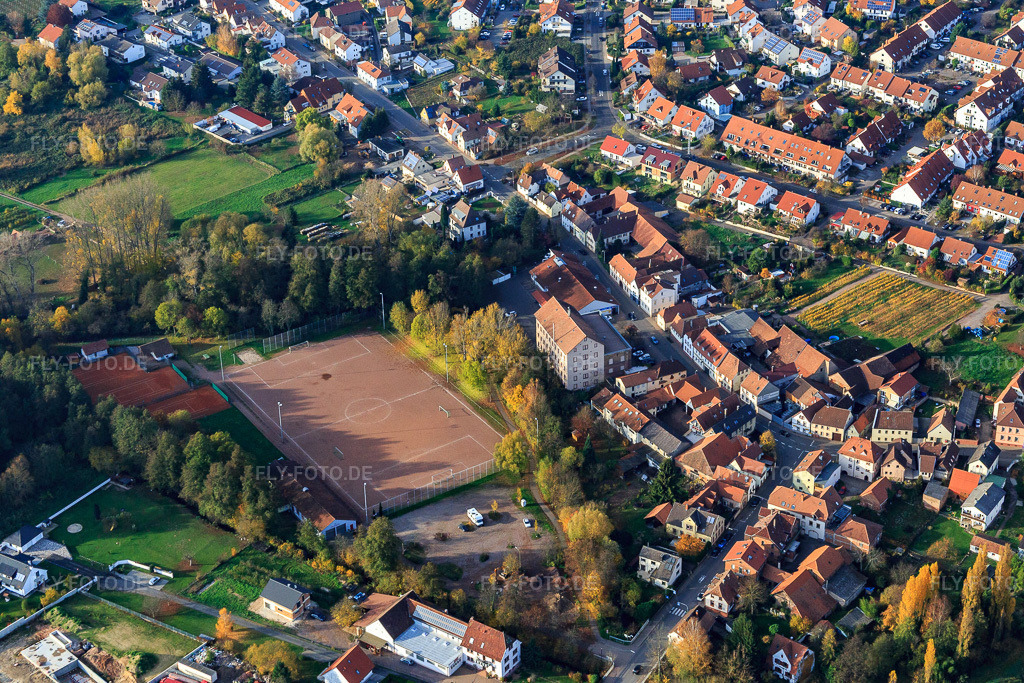 Luftbild: Sportplatz des TSG im Ortsteil Godramstein in Landau im Bundesland Rheinland-Pfalz in Deutschland. Foto: IMG_085111.jpg vom 08.11.2015 durch Werner Riehm/FLY-FOTO.de