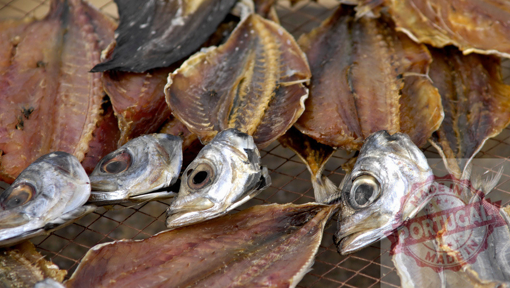 Dried fish heads and bodies on a market stall | Dried fish and seafood heads preparing for preservation on a traditional market - Realized with Pictrs.com
