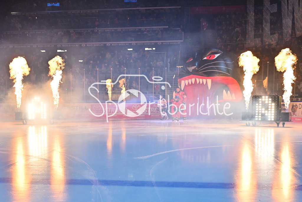 Augsburger Panther - Grizzlys Wolfsburg | Die Panther laufen zusammen mit der U9 auf das Eis / AEV / Augsburger EV / Symbolbild / DEL: Augsburger Panther - Grizzlys Wolfsburg; Curt Frenzel Stadion am 10.10.2025