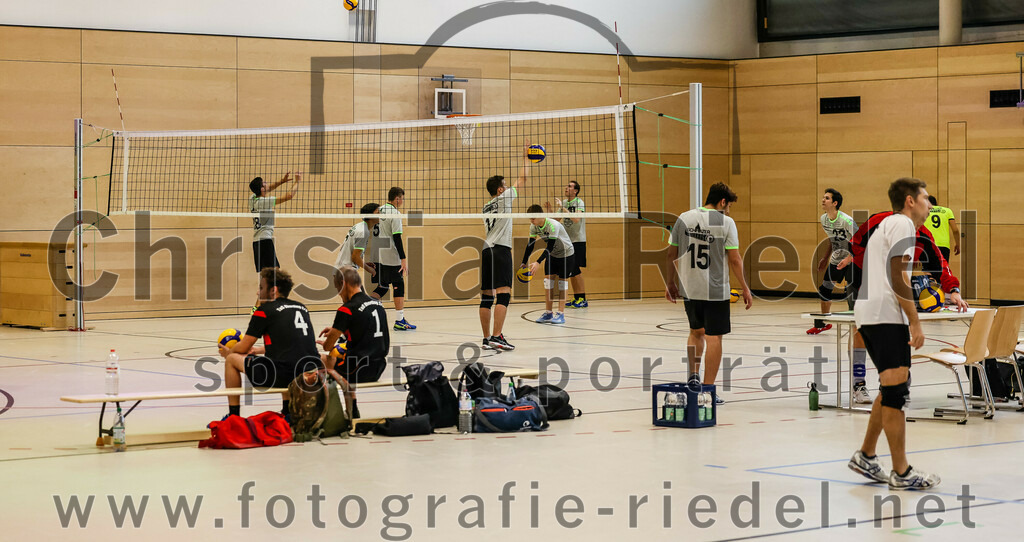 2021-11-27_025_TuS_Oberding_II_gegen_MTV_1881_Ingolstadt_III | Oberding, Deutschland, 27.11.2021:
Volleyball, Kreisliga 2021 / 2022, 5. Spieltag, TuS Oberding II gegen MTV 1881 Ingolstadt III, Endergebnis: 3:2

Hendrik Gerdes (TuS Oberding, #4), Andreas Ruß (TuS Oberding, #1)

Foto: Christian Riedel / fotografie-riedel.net