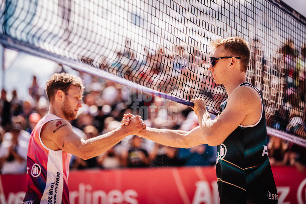 Beachvolleyball | Männer | Allianz German Beach Tour 2025 | Tourstop Berlin | 24.08.2025 | v.l. Eric Stadie-Seeber und Jonas Reinhardt Handschlag nach dem Spiel