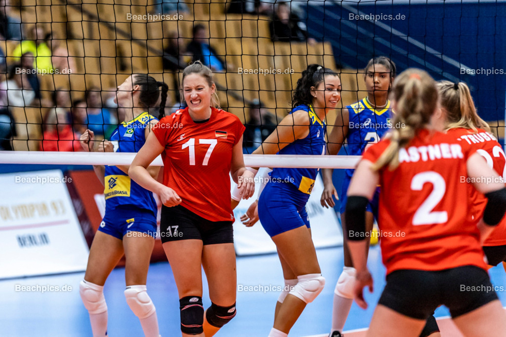 2022-00063429-Testspiel-Deutschland-Brasilien | Laura EMONTS #17 (Annahme-Außen) GER, 17.09.2022; Berlin Foto: Gerold Rebsch - www.beachpics.de
