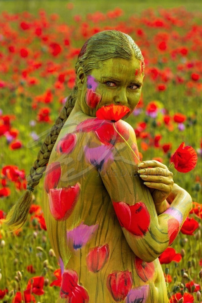 NatureArt-ROTMOHN_2030d | Blick zurück im Mohnfeld | #005b | Modell: Tatjana Heinz | Foto: Andreas P. - Realisiert mit Pictrs.com