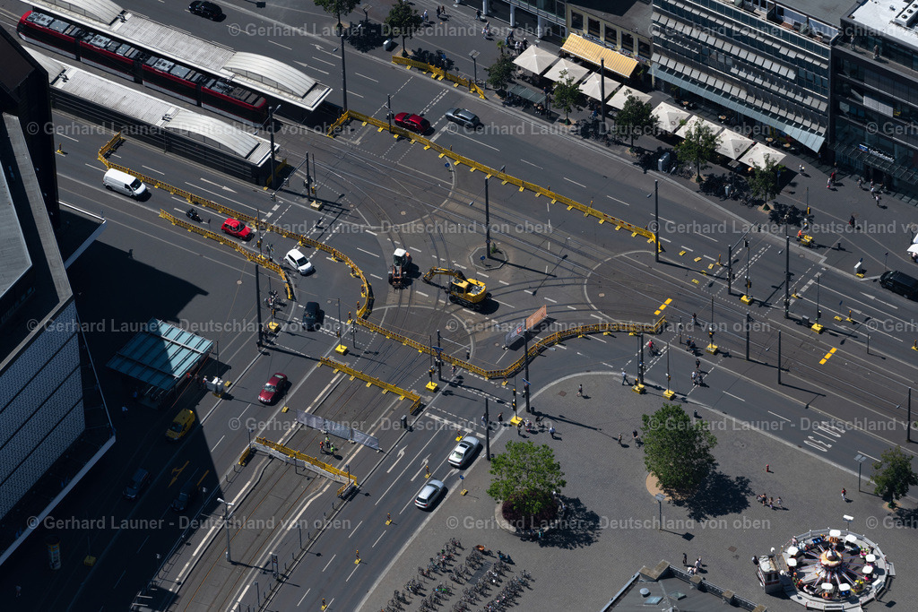 4035767 | BRAUNSCHWEIG 31.07.2020 Straßenverkehr im Verlauf der Straßenkreuzung Bohlweg - Georg-Eckert-Straße mit Bauarbeiten in Braunschweig im Bundesland Niedersachsen, Deutschland. // Road over the crossroads Bohlweg - Georg-Eckert-Strasse with construction works in Brunswick in the state Lower Saxony, Germany. Foto: Gerhard Launer